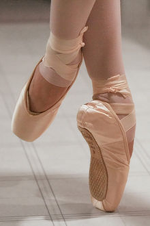 220px-PointeShoes.jpg
