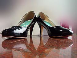250px-Pumps-CircularHead-BlackLeather-3inchHeel.jpg