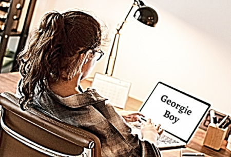 Teenage-girl-on-laptop-in-bedroom (1)_0.jpg